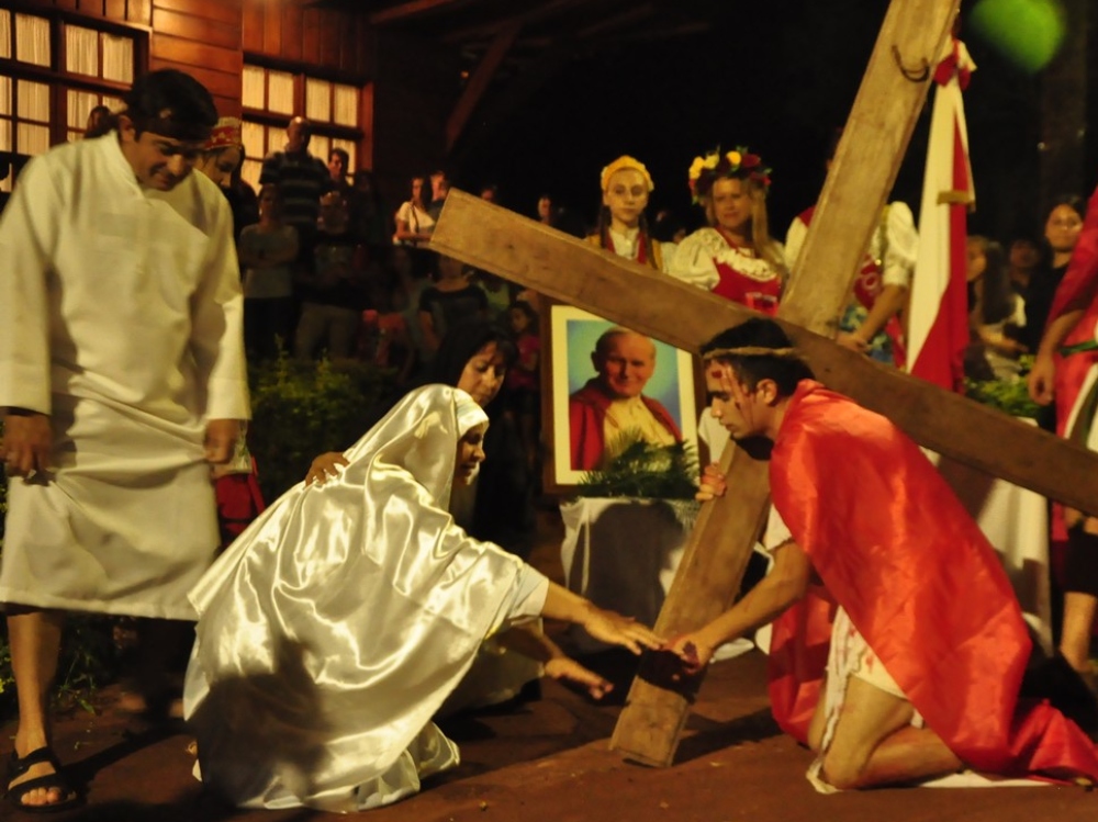 Un Parque de las Naciones repleto vibró con el Vía Crucis