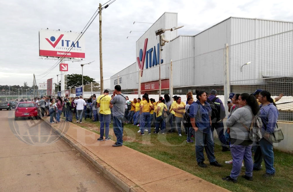 Organizaciones sociales cortan la ruta 12 frente al Mayorista Vital