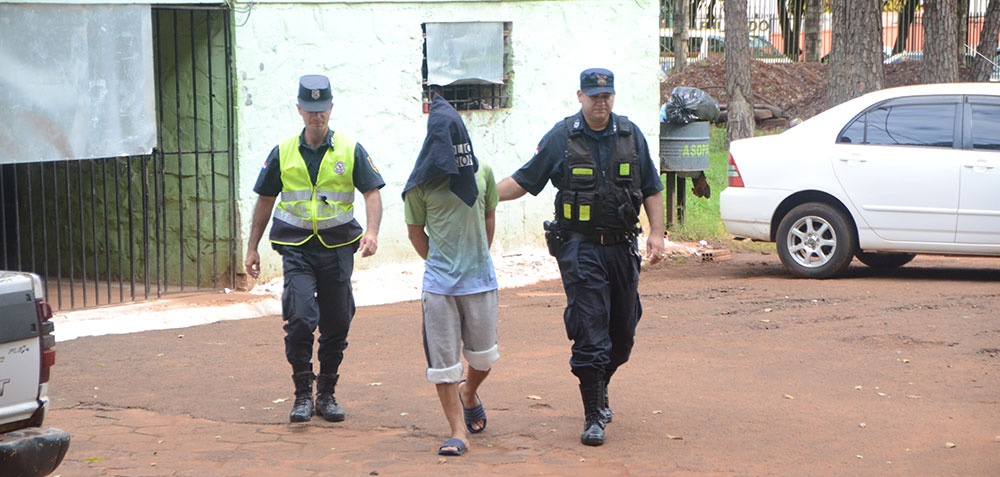 Motochorro quiso asaltar a dos jovencitas y recibió una paliza