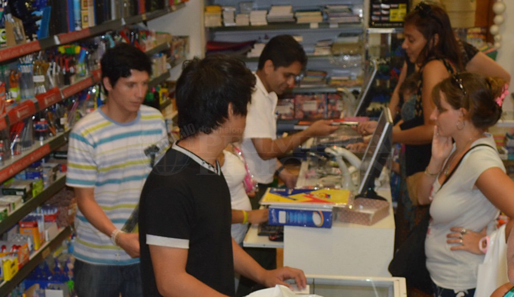 Clausuran supermercados y sancionan a comercios por sobreprecios