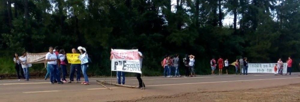 Padres de la Escuela 611 de Puerto Esperanza cortan la ruta 12