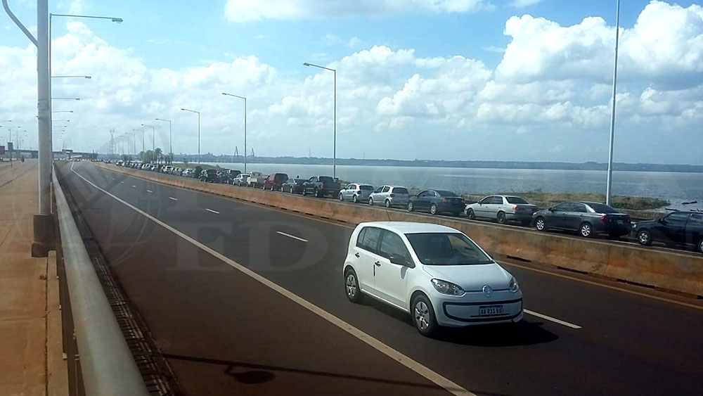 Volvieron las filas para cruzar a Encarnación