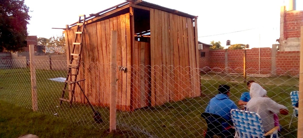 Volvieron a levantar una casa de madera en una plaza de Garupá