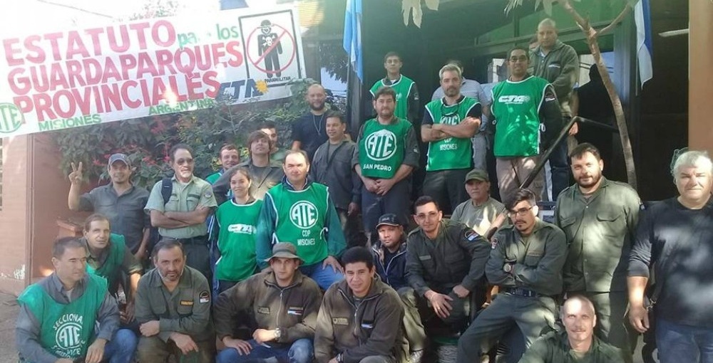 Guardaparques acampan frente a Casa de Gobierno