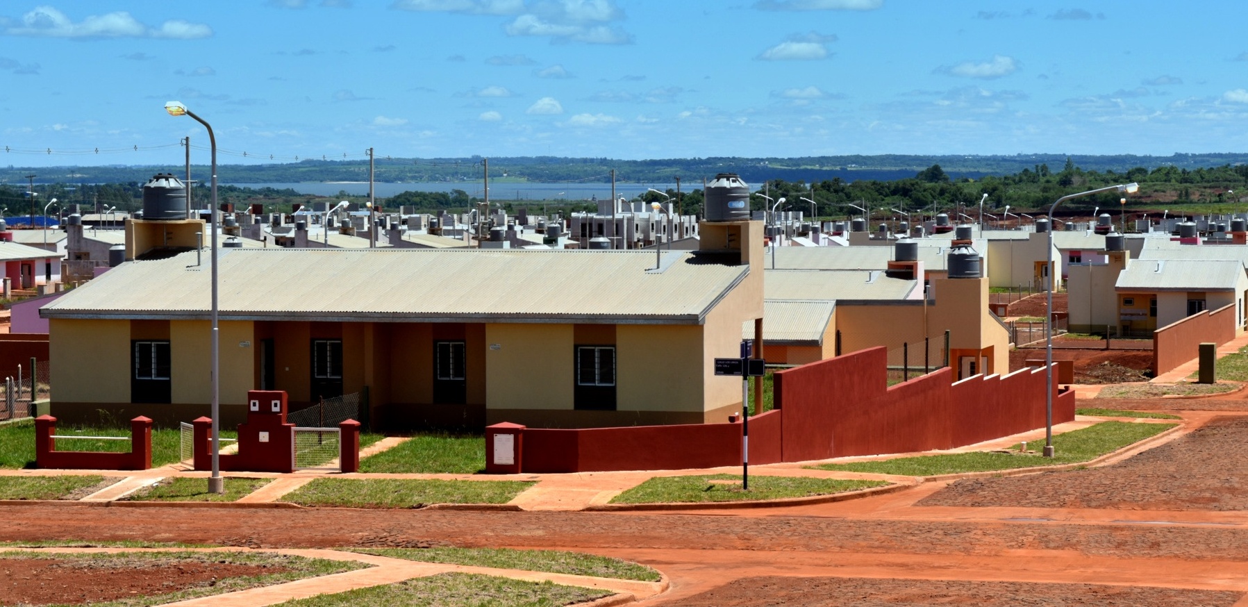 Por riesgo de intrusiones, aceleran entrega de casas