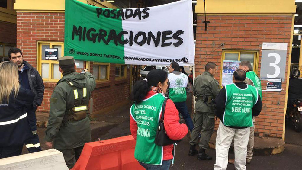 Empleados de Migraciones en estado de asamblea permanente