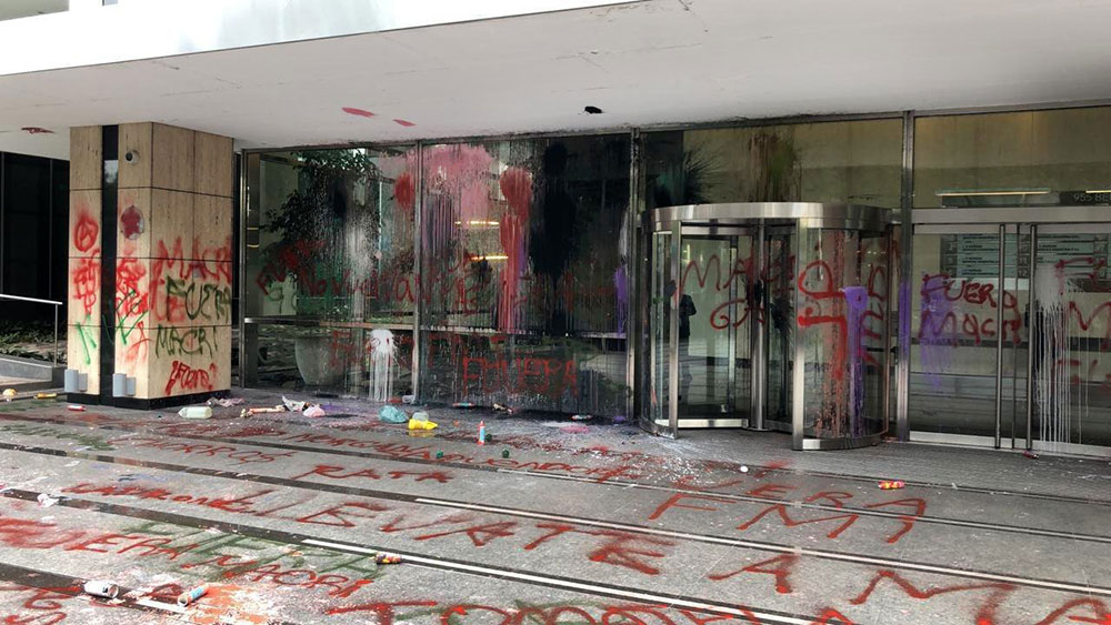Pintadas contra Macri en edificio donde funciona el banco JP Morgan