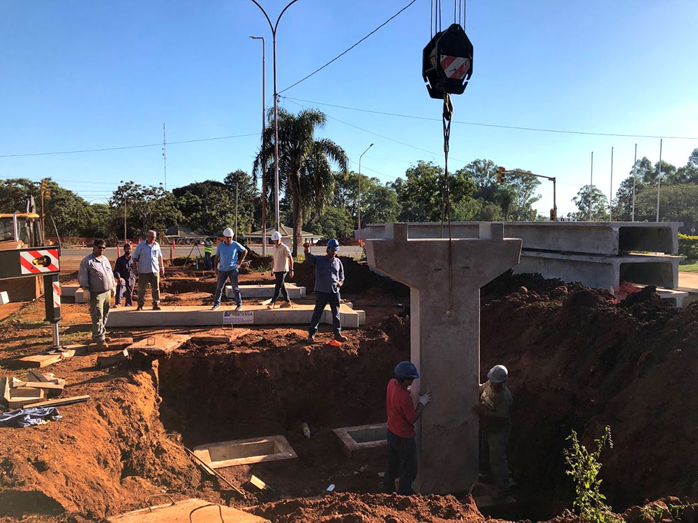 Comenzó el montaje de la estructura del puente peatonal frente al Campus