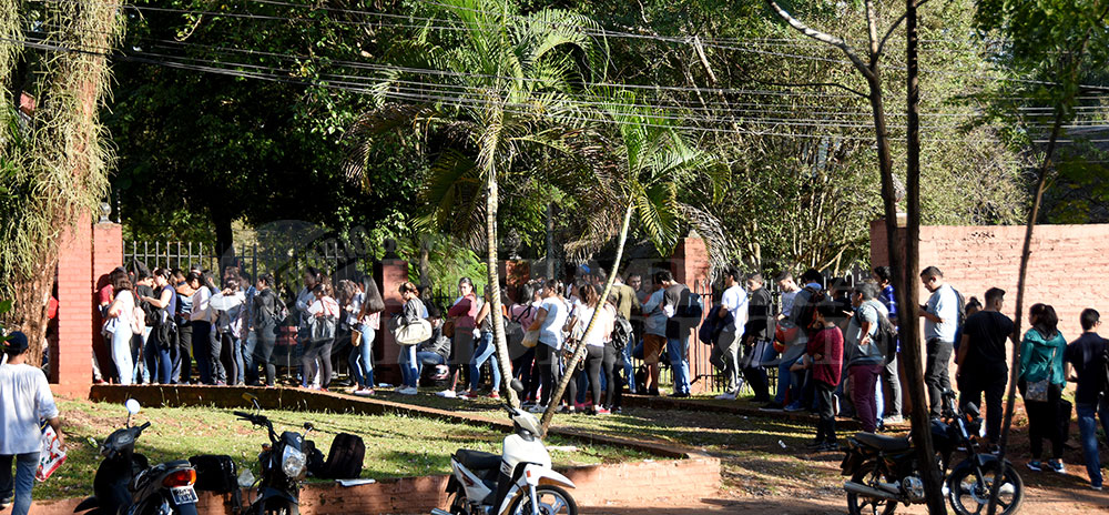 Extensa fila de voluntarios para el Ejército