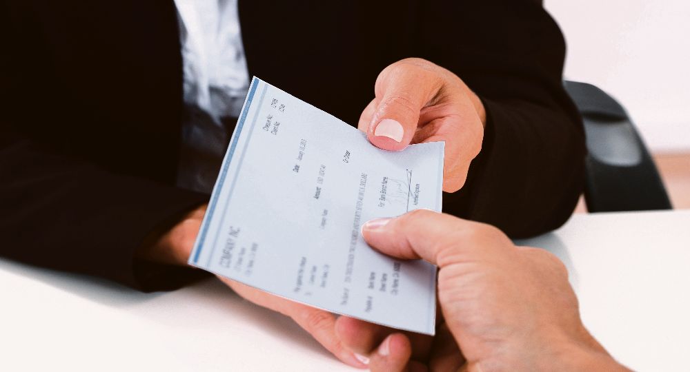 Eximen del impuesto al cheque a las agencias de servicios financieros