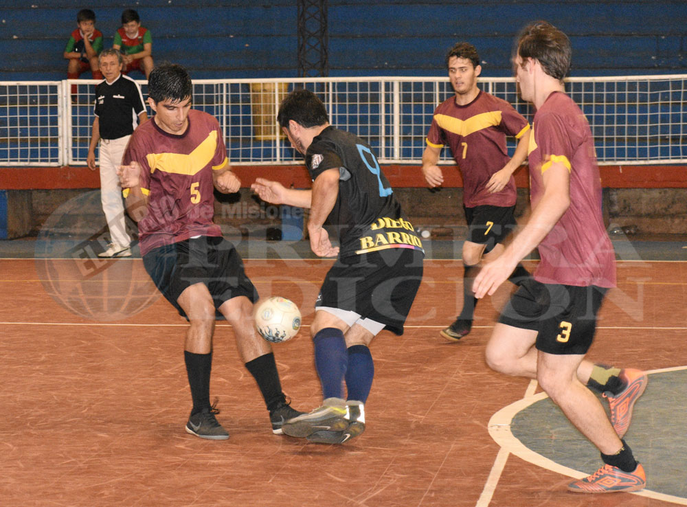 Ganó Brown y acecha al líder Cinco Caldas
