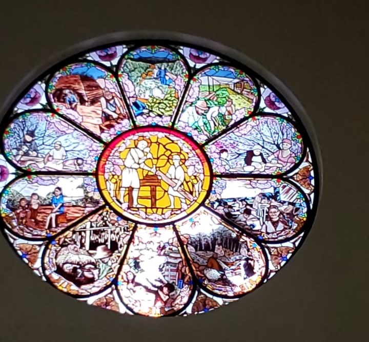 Bendijeron los vitrales nuevos de la Catedral de Posadas