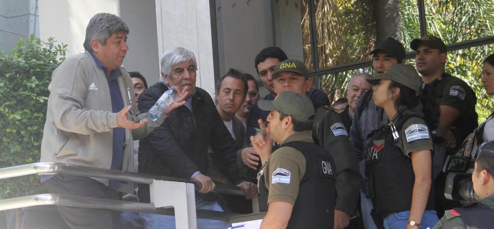 zzzznacp2NOTICIAS ARGENTINAS BAIRES, MAYO 6: El Juzgado de Garantías 9 de Lomas de Zamora dispuso hoy nueve allanamientos a sedes del sindicato Camioneros en el marco de la causa que investiga una asociación ilícita en el club Independiente. El secretario general de Camioneros, Hugo Moyano y el secretario adjunto del sindicato, Pablo Moyano dialogan con gendarmes durante el procedimiento. Foto NA: JUAN VARGASzzzz