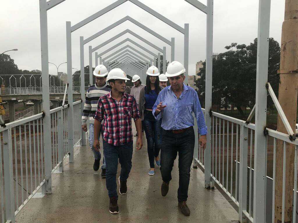 Stelatto recorrió obras del puente frente a UNaM