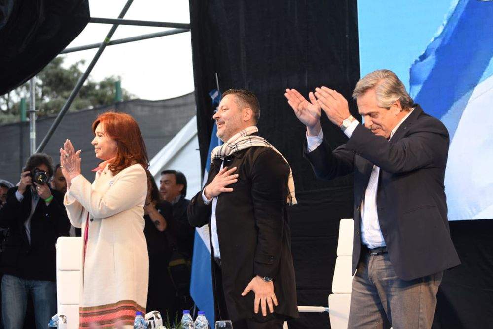 zzzznacp2 NOTICIAS ARGENTINAS BAIRES, MAYO 25: Alberto Fernandez y Cristina Fernandez de Kirchner junto al intendente Gustavo Menendez durante el acto de lanzamiento de la formula realizado en Merlo.
Foto NA zzzz
