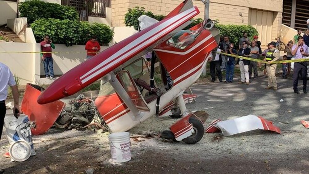 Cayó una avioneta y dos argentinos se salvaron de milagro