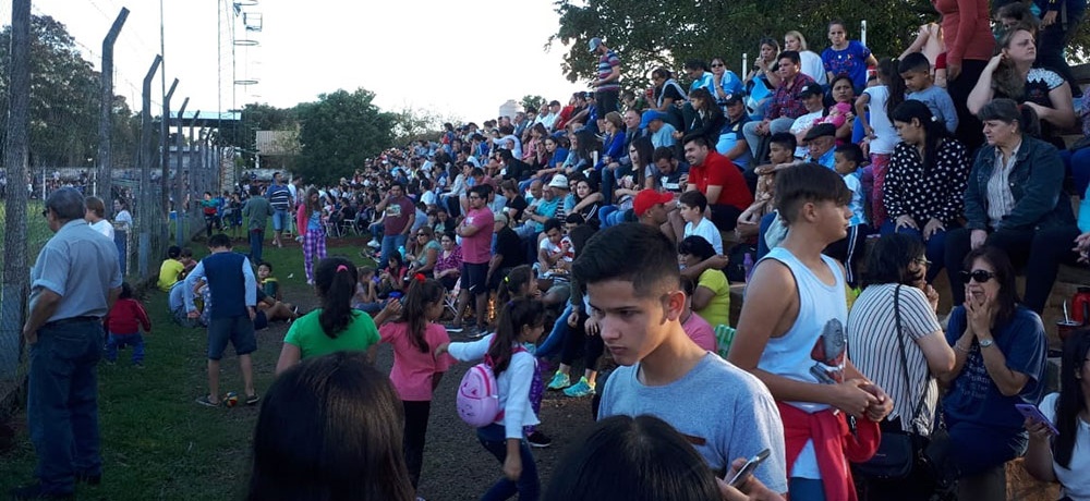 Todos se acercaron para ayudar a Thiago