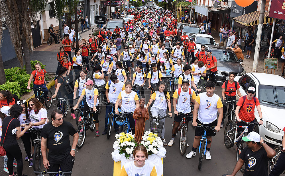 Amar educa: solidaridad sobre ruedas