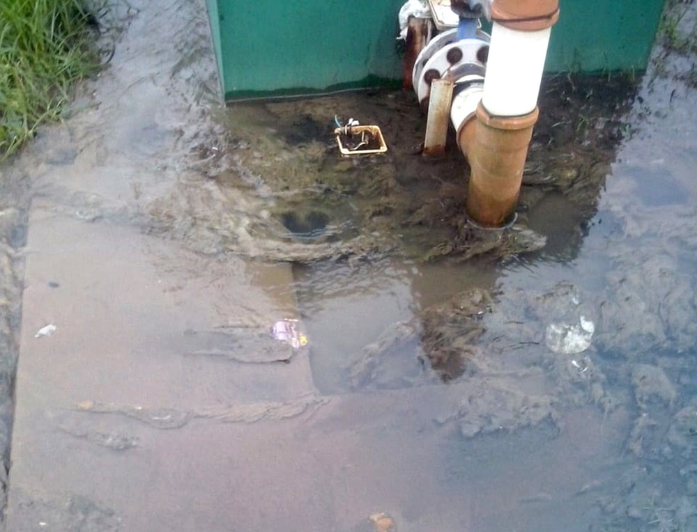 Reclaman por residuos cloacales  que son arrojados a cielo abierto