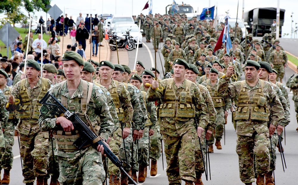 Desfile, juegos y chocolate con torta frita para festejar el cumpleaños del Ejército