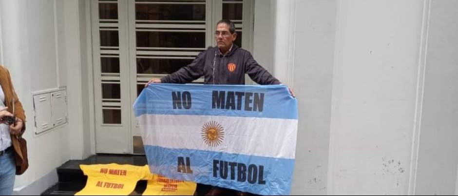 El vicepresidente de Sarmiento de Chaco se encadenó en la puerta de AFA