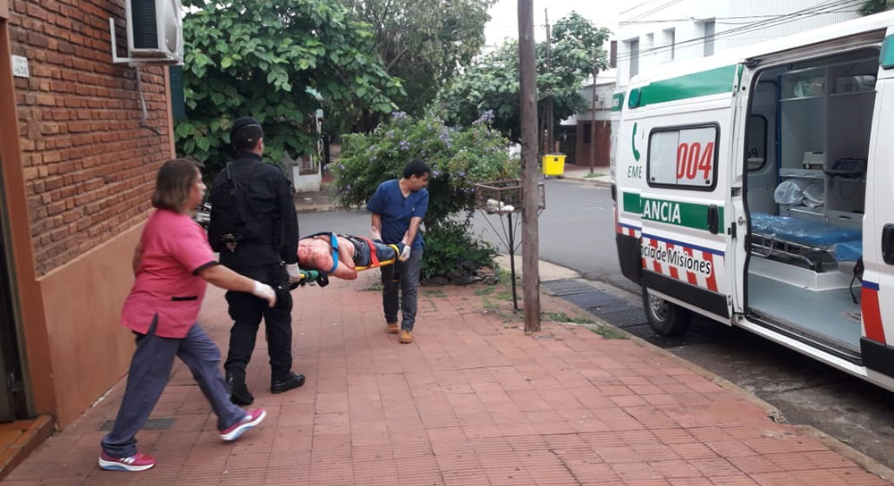 Internan a joven gravemente herido con golpes y cortes