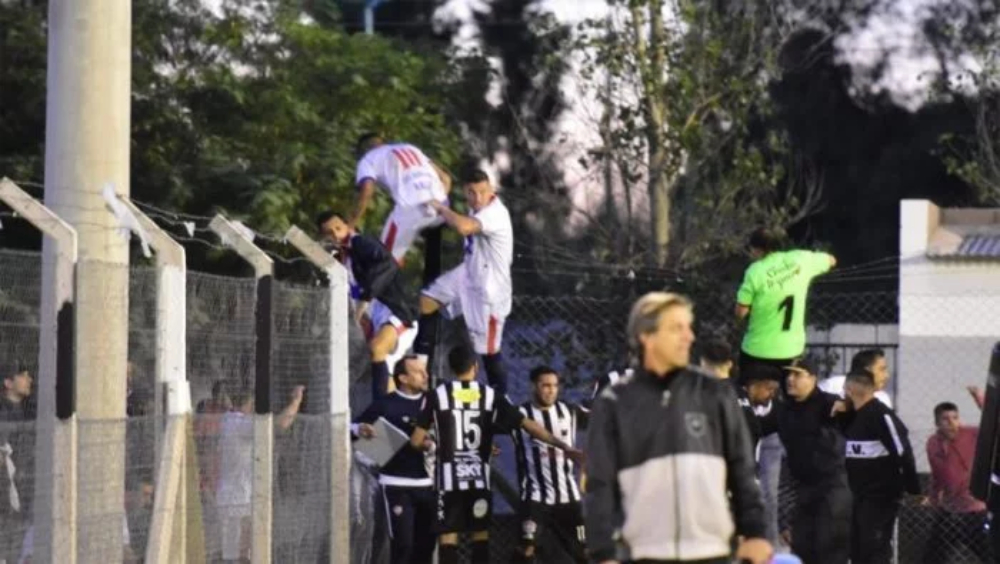 Golpiza y escándalo en un partido del Regional