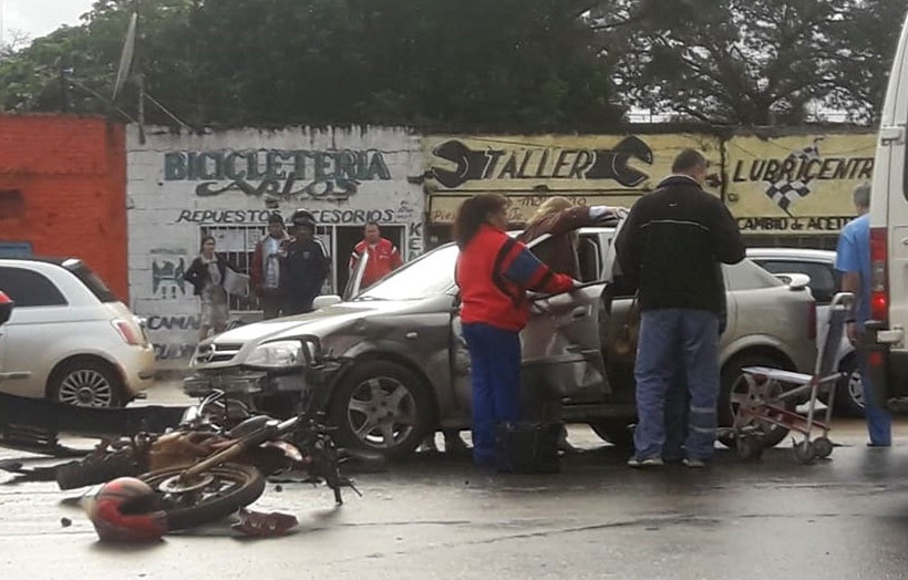 Detienen a automovilista armado que intentó huir tras protagonizar un choque