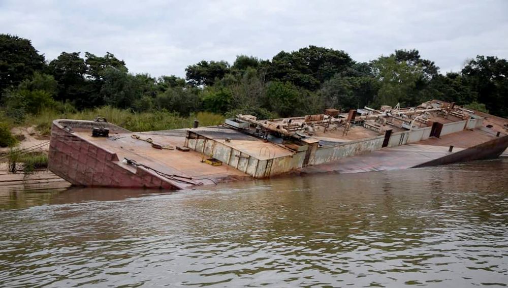 Chaco: preocupación por barcaza que derrama combustible en el Paraná