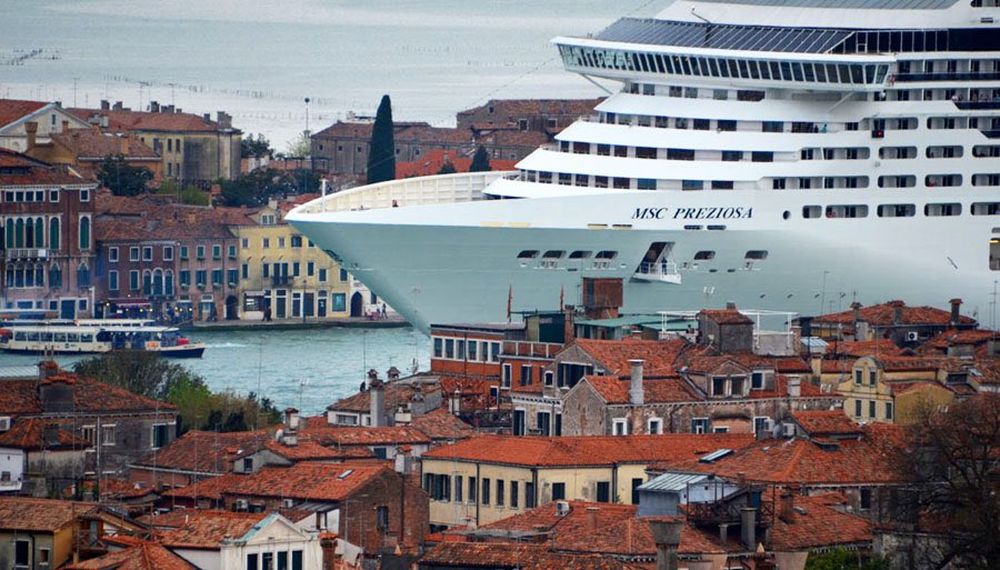 Venecia: impresionante choque de un crucero de la compañía MSC con un barco