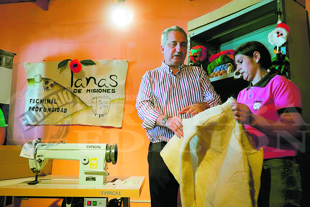 Passalacqua entregó a “Lanas de Misiones” una máquina de coser