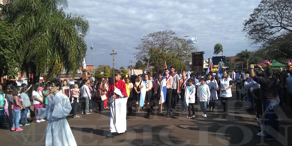 Los apostoleños salieron a festejar el día de sus patronos San Pedro y San Pablo