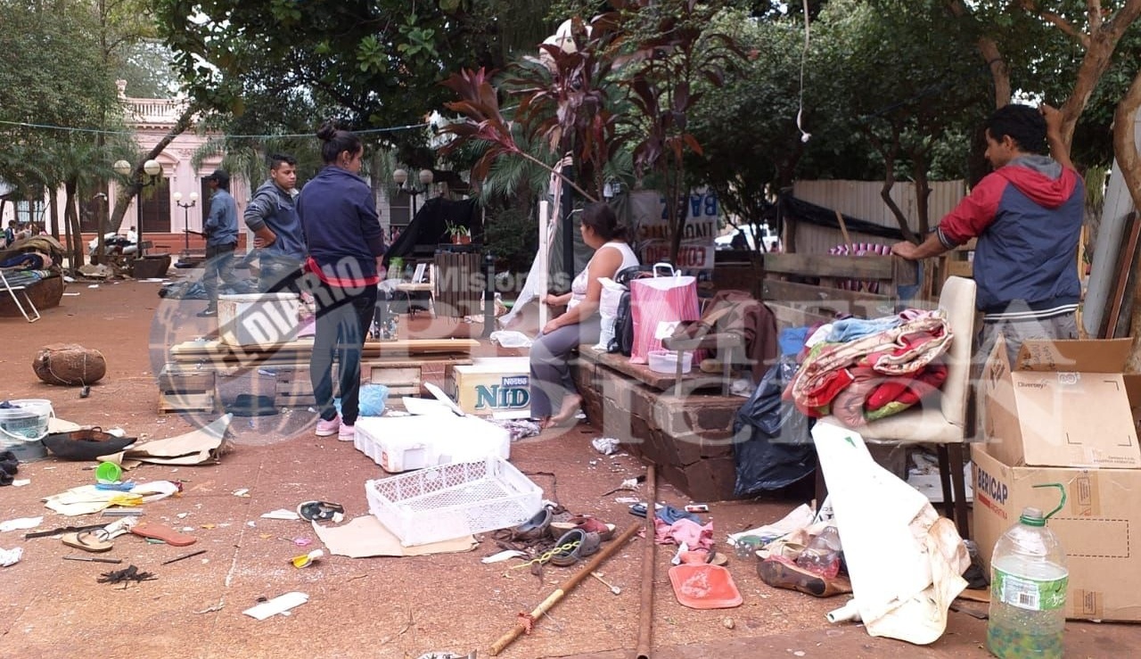 Se retiran acampantes de la plaza 9 de Julio