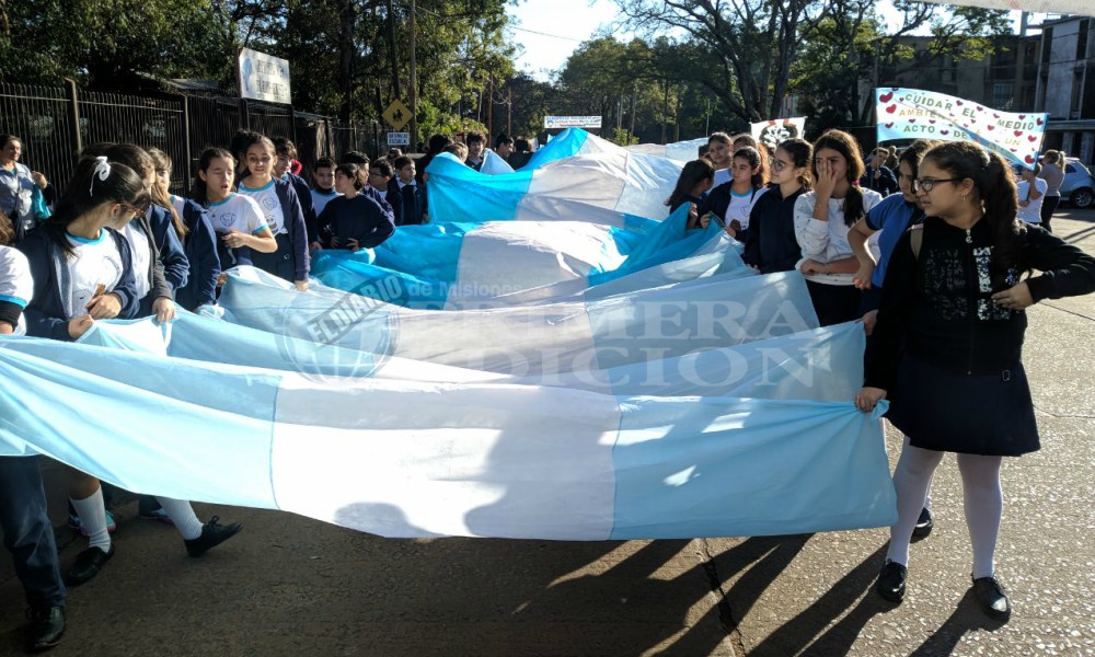 Cientos de niños participaron en el “Banderazo Solidario” de Villa Cabello