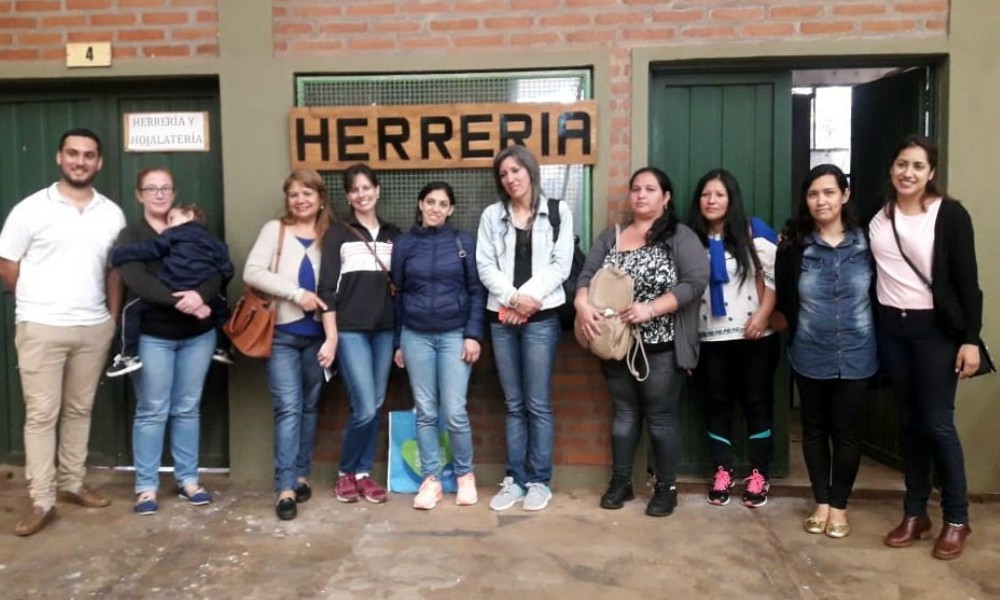 El programa Emplea Mujer entregó 20 becas formación