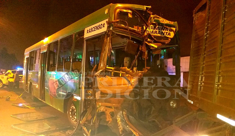 Choque entre camión y colectivo en ruta 12 y Jauretche