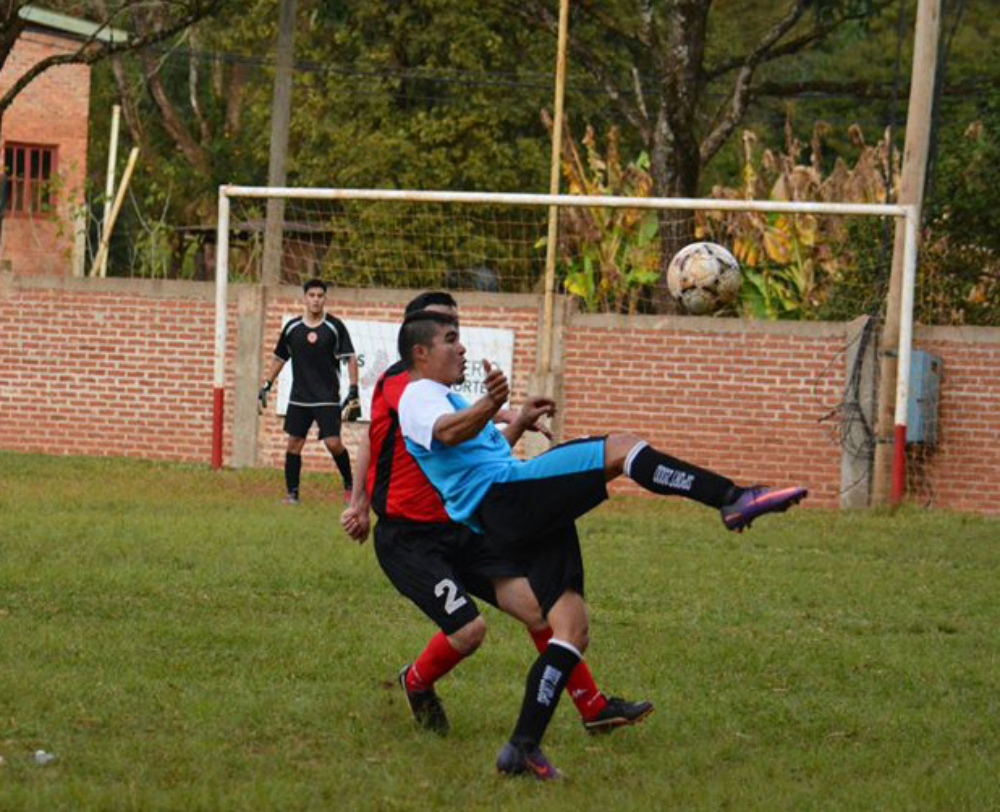 Lo pinchó y lo bajó de la cima
