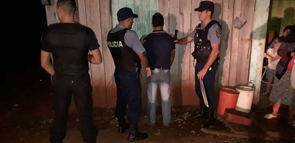 Lo esperó afuera del bar y lo macheteó