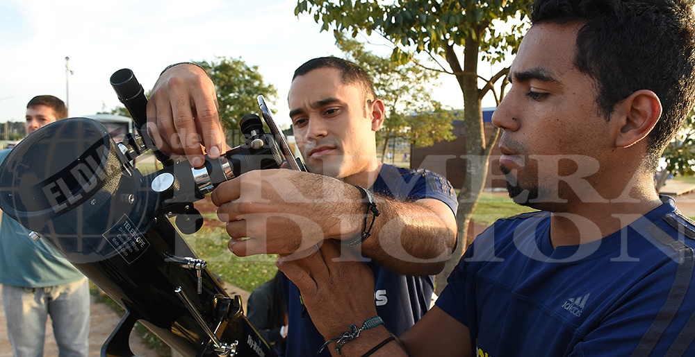 Dos astrónomos venezolanos de paso bajo el cielo de Misiones