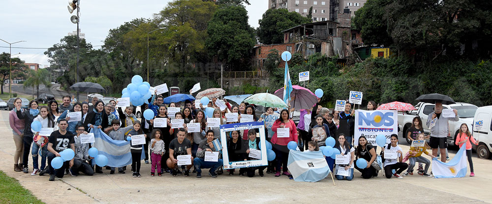 Familias misioneras se manifestaron en defensa del médico que se negó al aborto