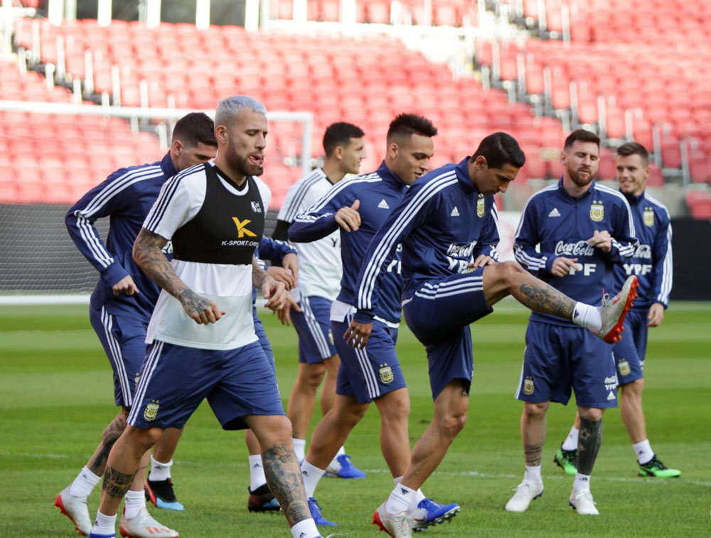 Scaloni prueba con Dybala pero aguarda a Lautaro para jugar con Qatar