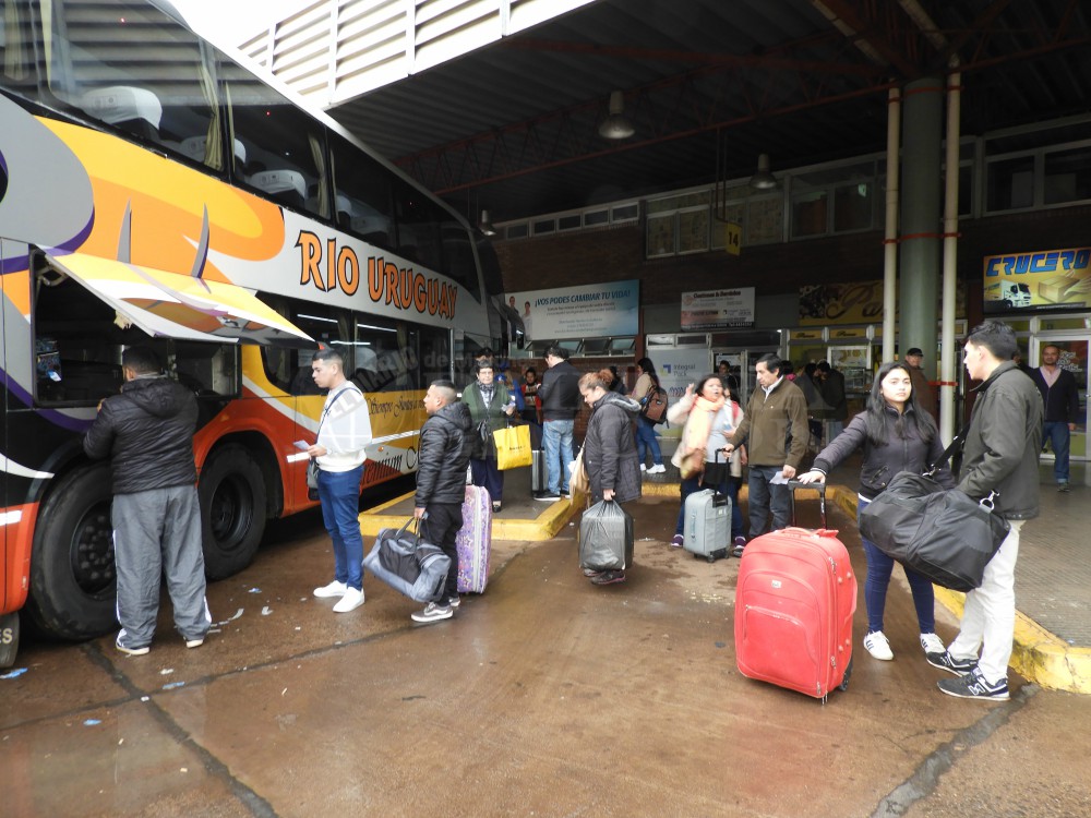 Intenso movimiento en la terminal posadeña