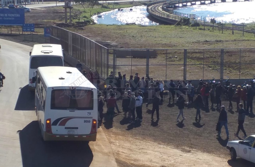 Hasta Cabred llega la fila de autos para cruzar a Encarnación