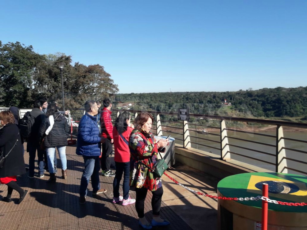 Muchos turistas extranjeros en Puerto Iguazú