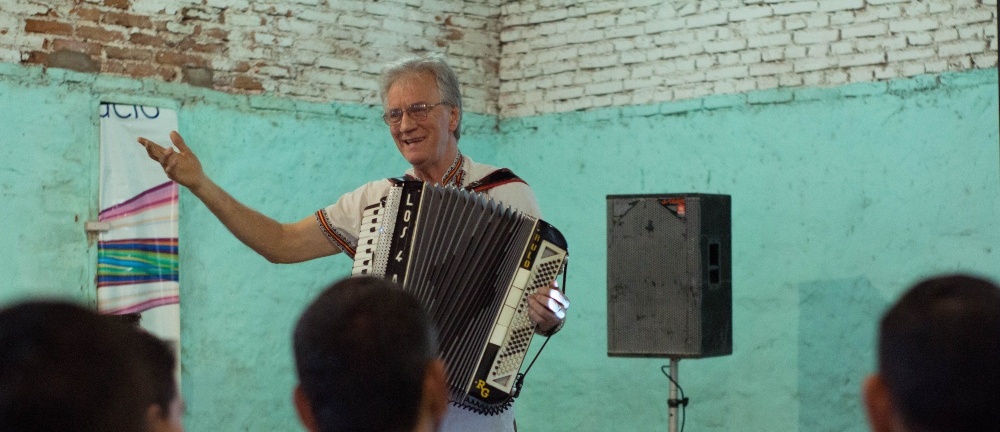Gran show musical de Rulo Grabovieski a los internos del Penal 17 de Candelaria