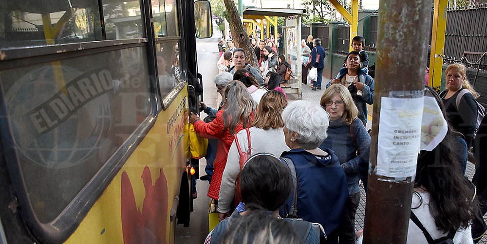 SIN MEJORAS. Los pasajeros remarcaron que las promesas sobre mejoras en el servicio “no se ven en la calle”.