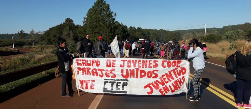 Movimientos sociales cortan la ruta 12