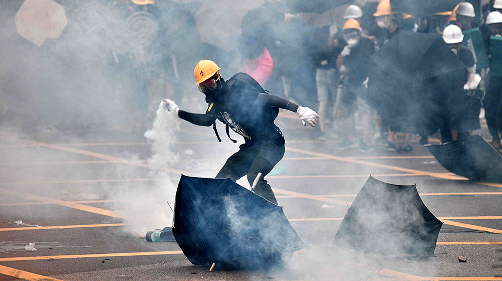 Policía de Hong Kong disuelve a la fuerza multitudinaria manifestación