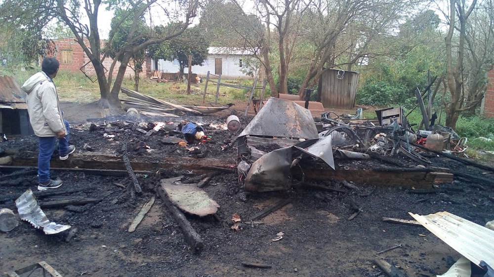 Un incendio dejó con lo puesto a una familia de Nuevo Garupá