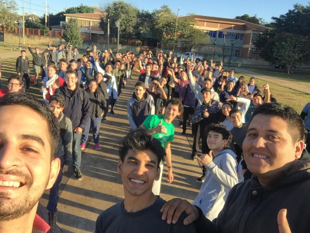 Ensayos Suspendidos: alumnos de la EPET 1 limpiaron la plaza